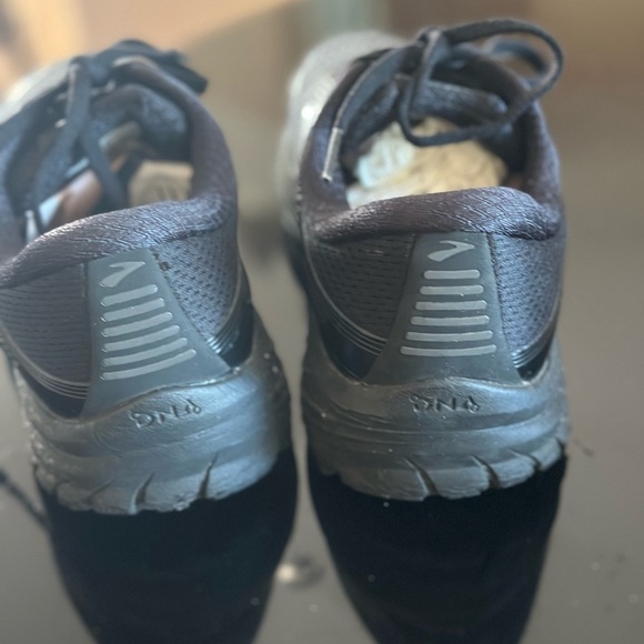 Women’s Brooks Black Athletic Running Shoes size 8.5 wide - Picture 3 of 9